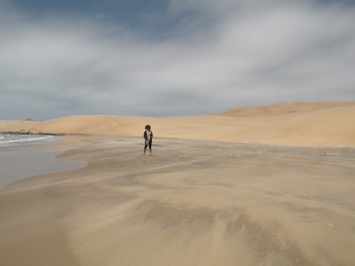 Mymy au pied des dunes de Valizas.JPG